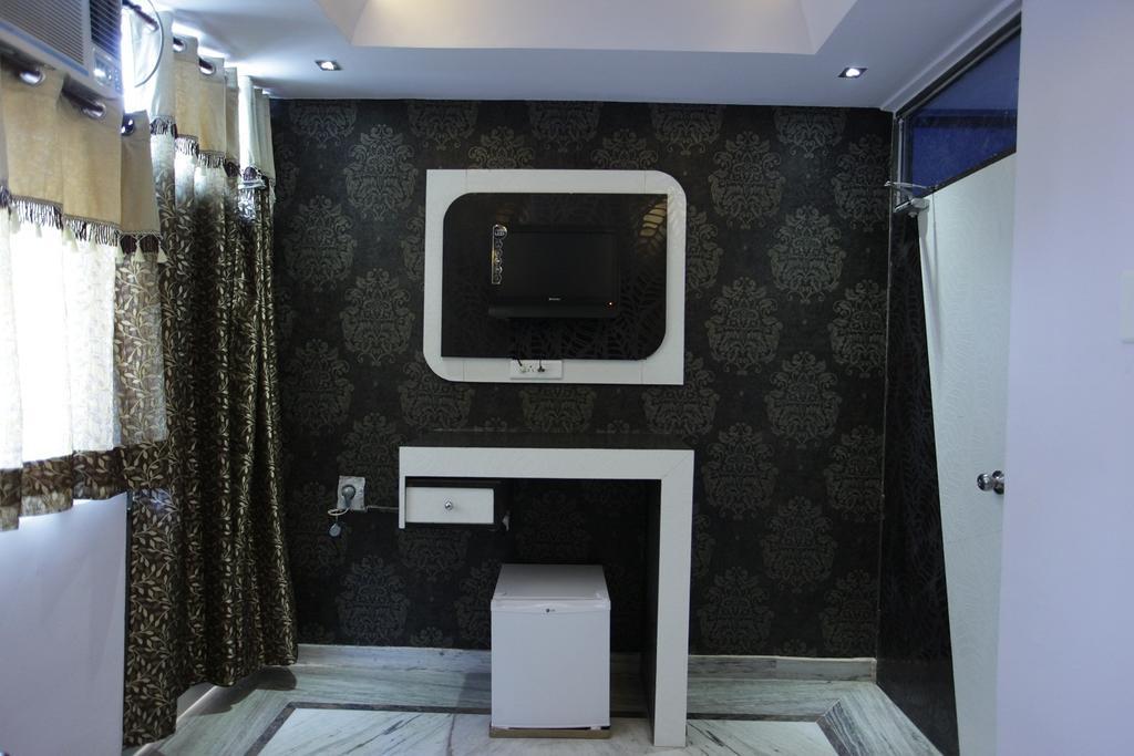 Akash Continental Hotel Rishikesh Room photo