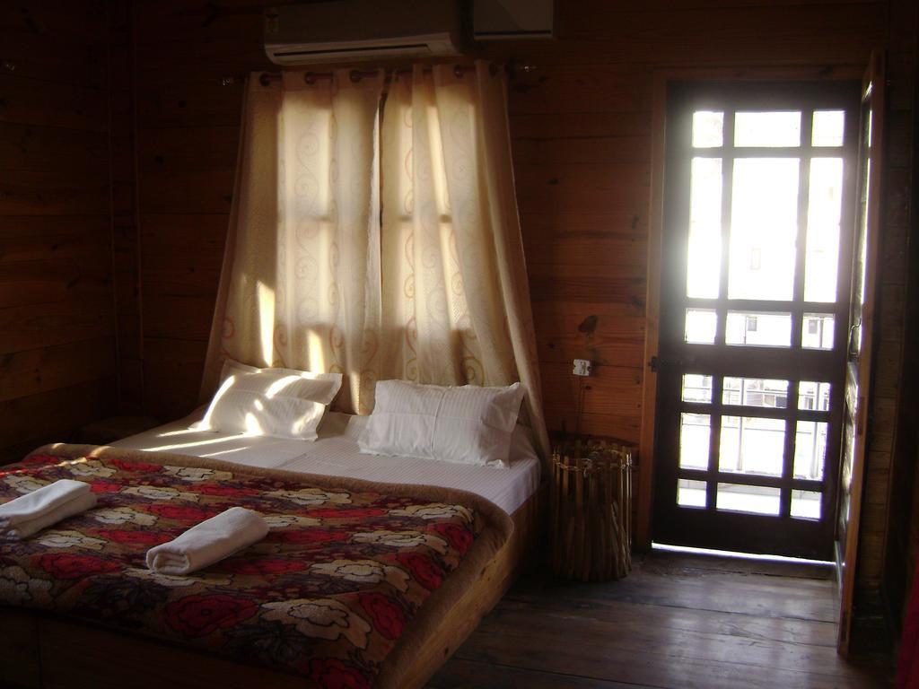 Akash Continental Hotel Rishikesh Exterior photo