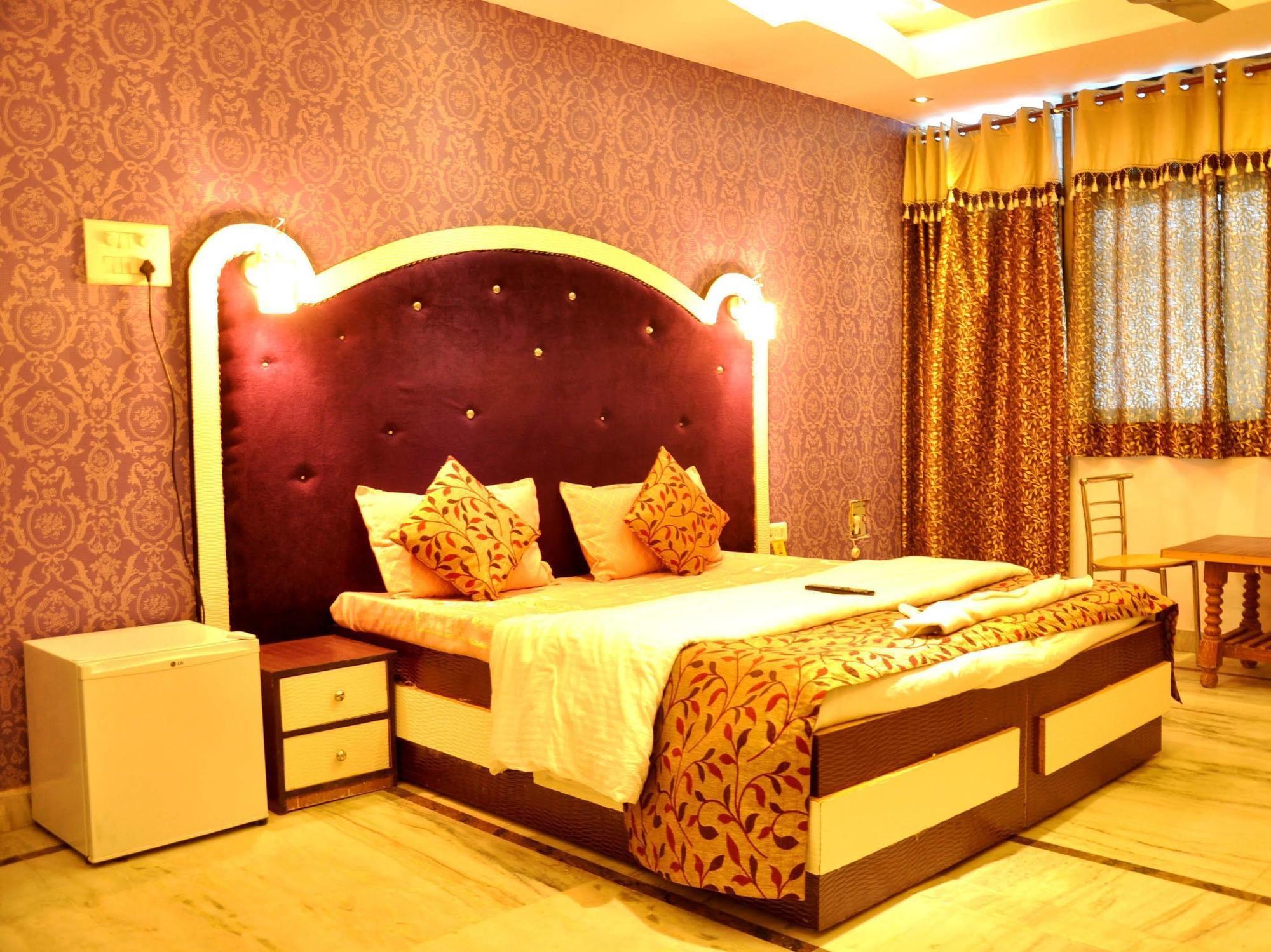 Akash Continental Hotel Rishikesh Exterior photo